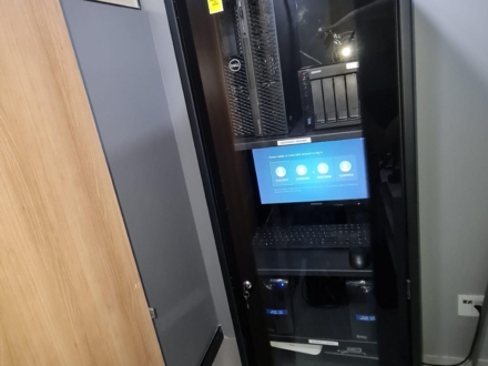 Rack de piso com servidor, NAS e monitor em escritório de engenharia