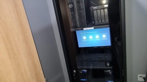 Rack de piso com servidor, NAS e monitor em escritório de engenharia