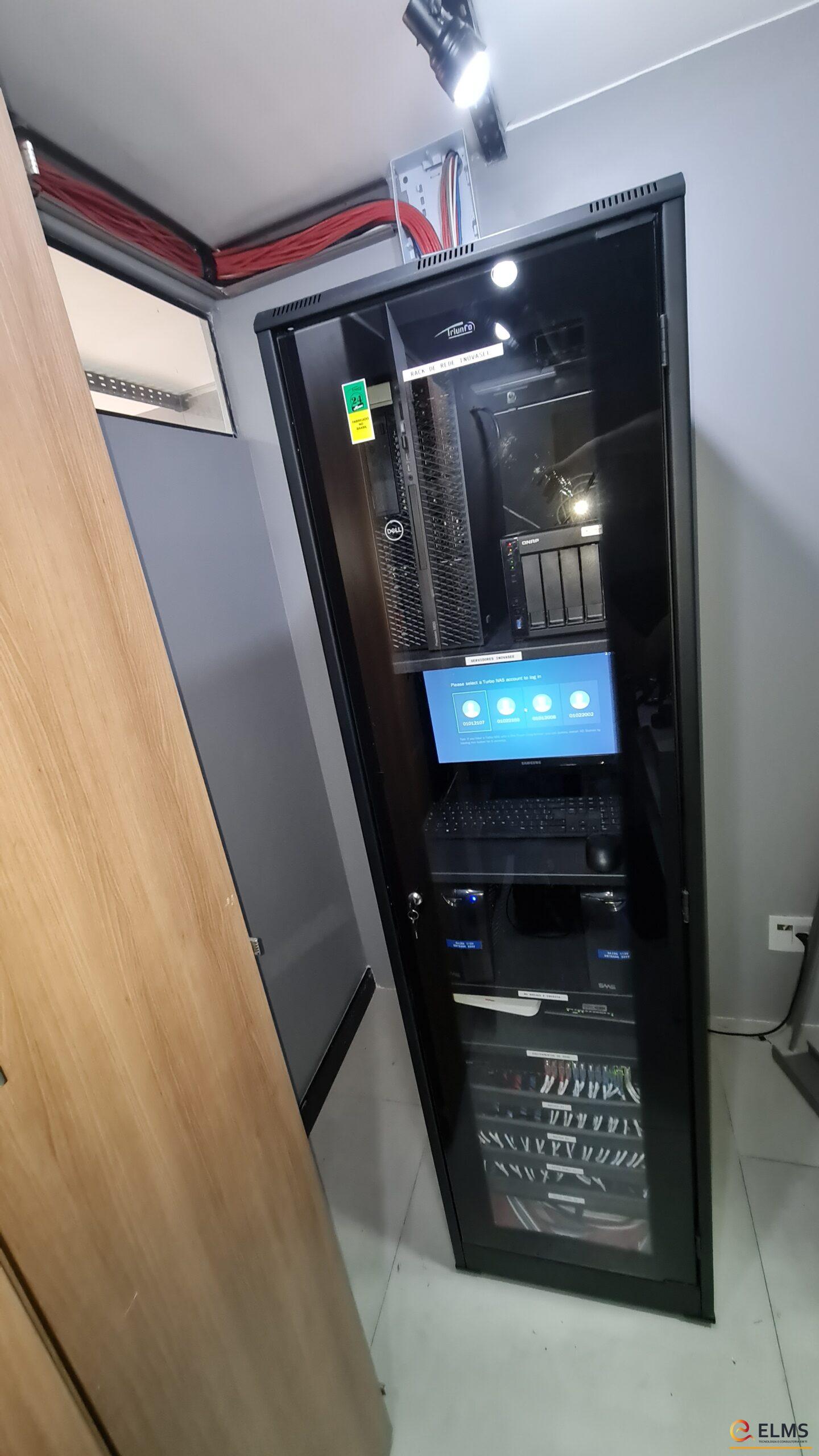 Rack de piso com servidor, NAS e monitor em escritório de engenharia