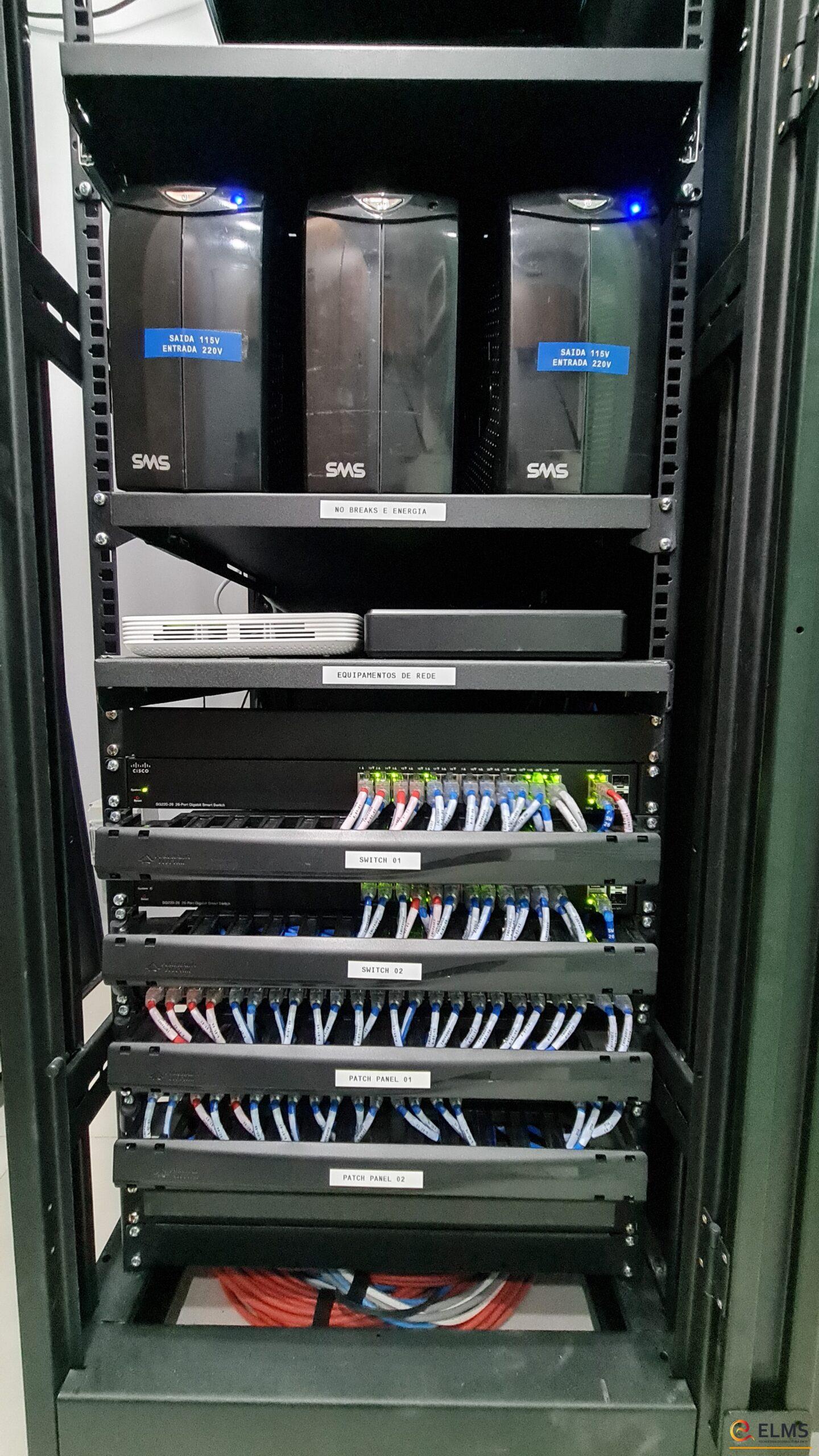 Rack de piso com nobreaks e patch panels em escritório de engenharia