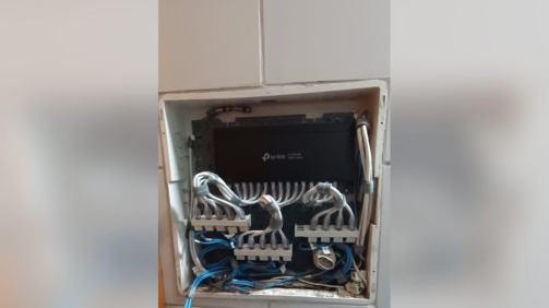 Caixa de distribuição de rede reorganizada em apartamento
