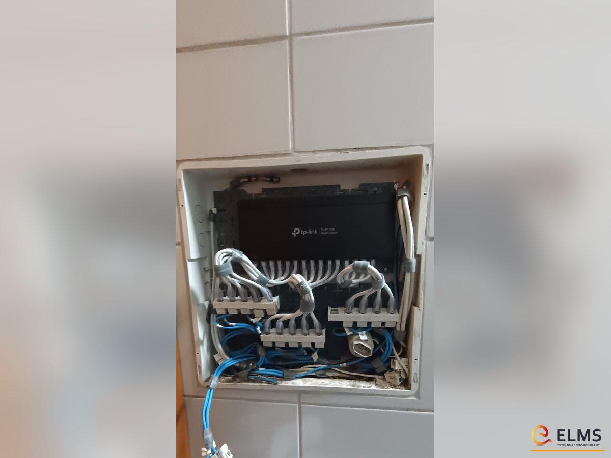 Caixa de distribuição de rede reorganizada em apartamento