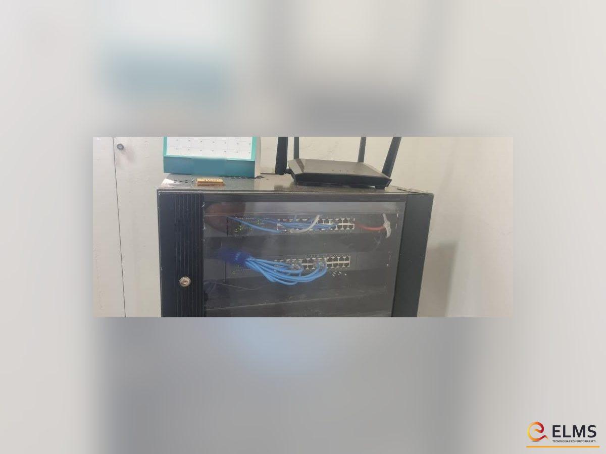 Roteador residencial sobre o rack encontrado no diagnóstico de coworking