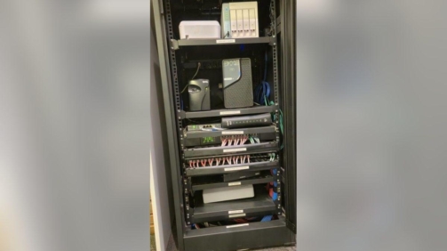 Rack com switch, servidor, gravador, central telefônica e nobreak após mudança de escritório