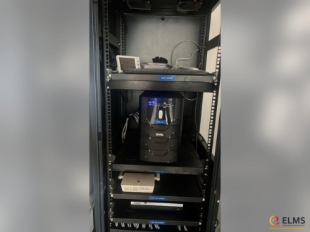 Rack com nobreak e equipamentos de rede em escritório de advocacia