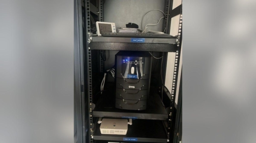 Rack com nobreak e equipamentos de rede em escritório de advocacia