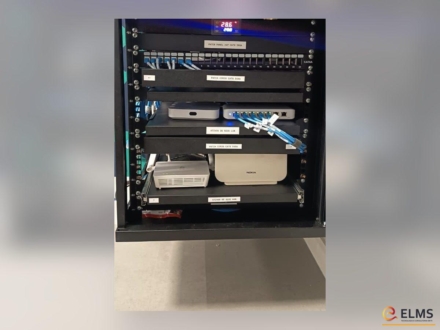 Rack com gateway, switch PoE e patch panel Cat 6 para Wi-Fi 7