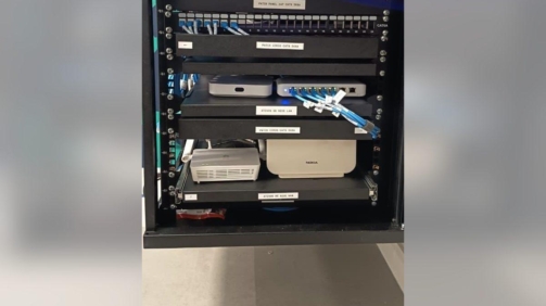 Rack com gateway, switch PoE e patch panel Cat 6 para Wi-Fi 7