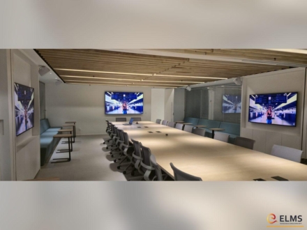 Sala do conselho com quatro TVs e som integrados
