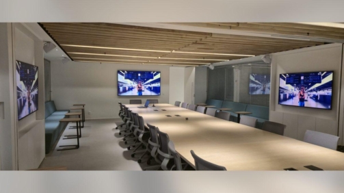 Sala do conselho com quatro TVs e som integrados