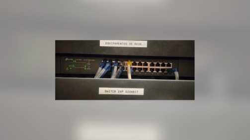Switch gigabit identificado em rack residencial