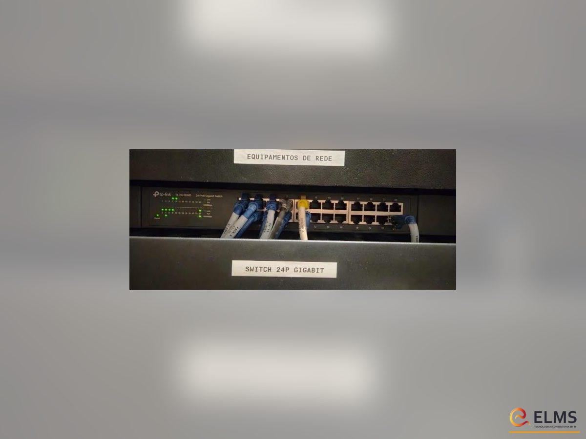 Switch gigabit identificado em rack residencial